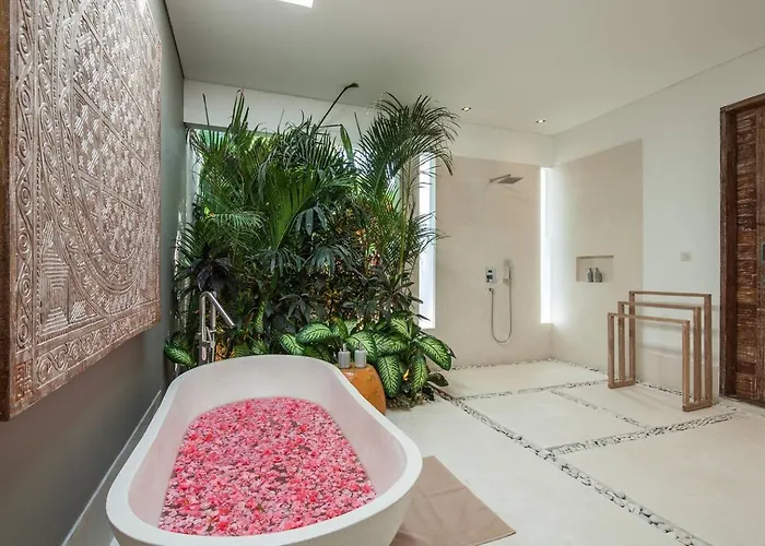 Chill Out In A Luxurious 4 Bedroom Villa *